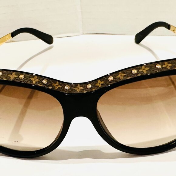 Unique Louis Vuitton Sunglasses with Monogram Trim - EXCELLENT CONDITION - Picture 5 of 12